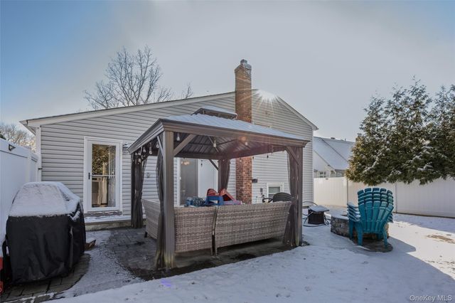 36 Hart Street, Farmingdale, NY 11735