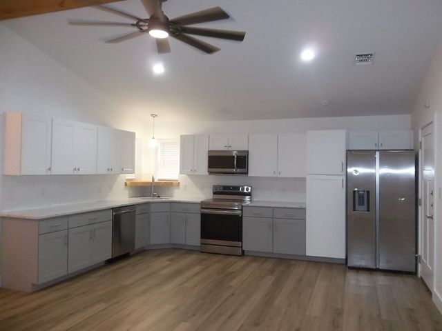 240 Pin Oak Way, Kerrville, TX 78028