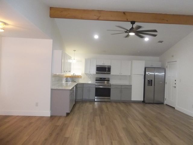 240 Pin Oak Way, Kerrville, TX 78028