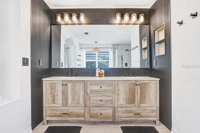 18124 COURTNEY BREEZE DRIVE, Tampa, FL 33647