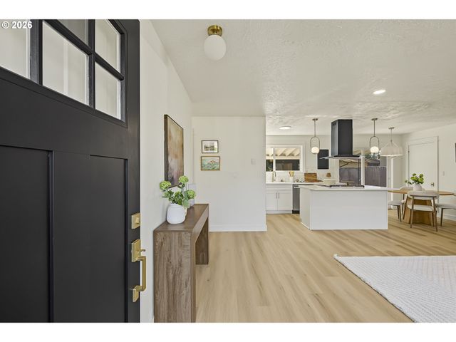 12914 Ne HALSEY St, Portland, OR 97230