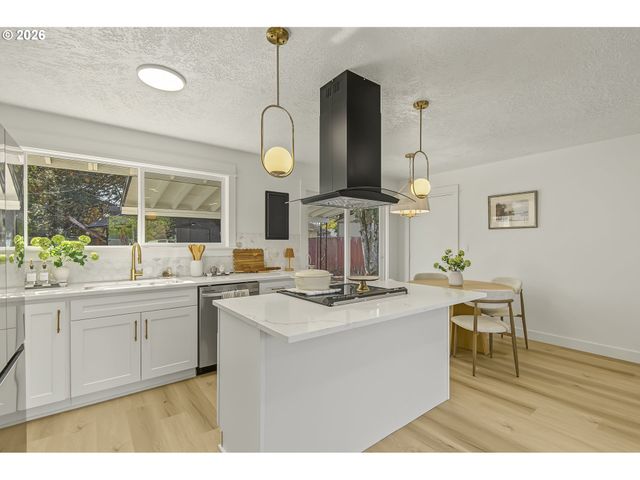 12914 Ne HALSEY St, Portland, OR 97230