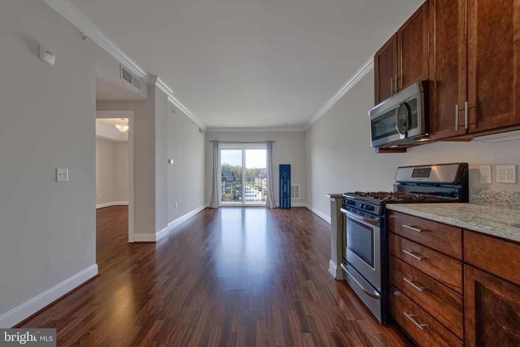 Image 15 of property listing at 6301 EDSALL RD #418, Alexandria, VA 22312