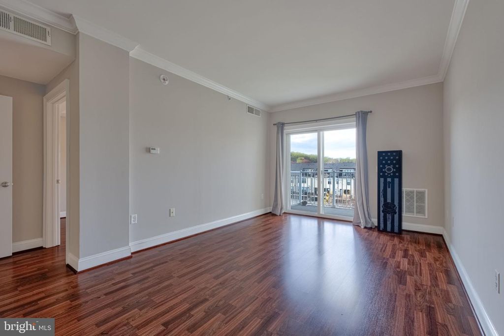 Image 18 of property listing at 6301 EDSALL RD #418, Alexandria, VA 22312