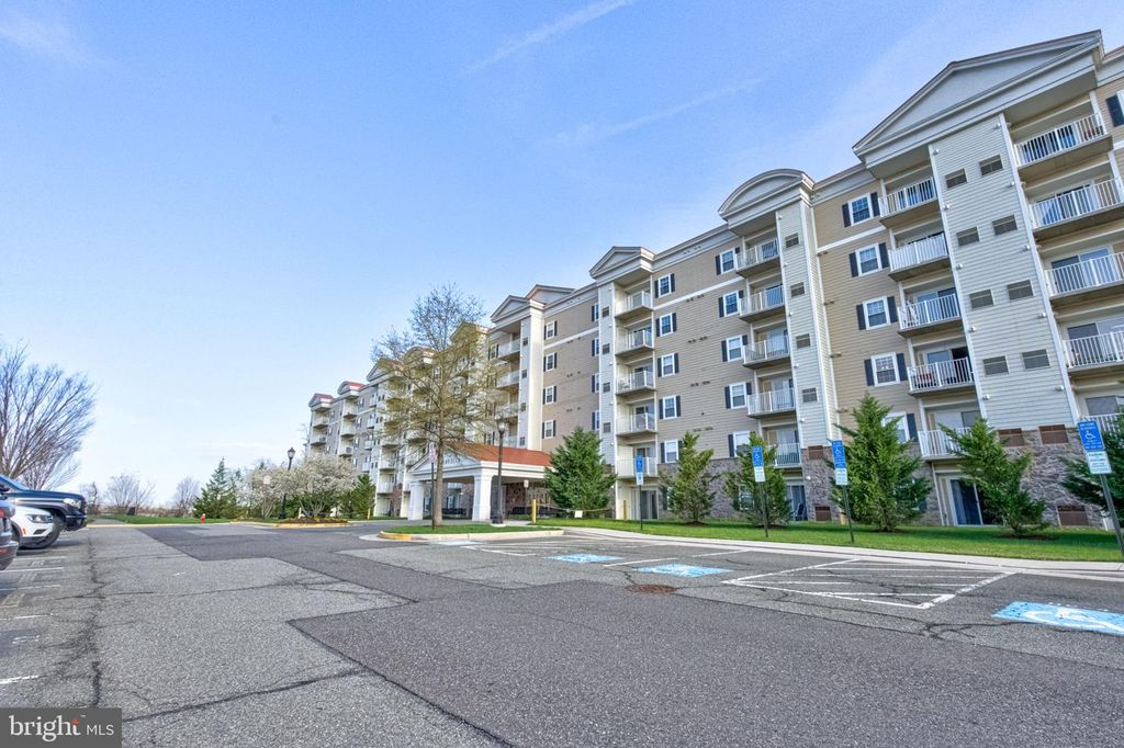 Image 2 of property listing at 6301 EDSALL RD #418, Alexandria, VA 22312