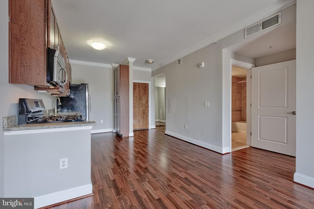 Image 20 of property listing at 6301 EDSALL RD #418, Alexandria, VA 22312