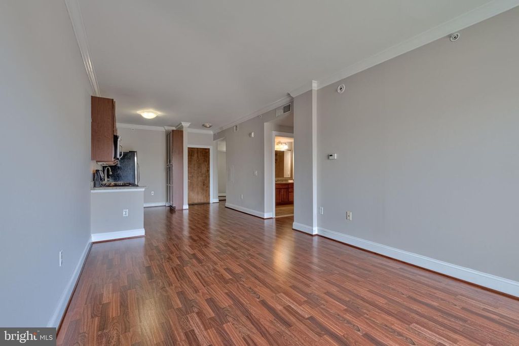 Image 21 of property listing at 6301 EDSALL RD #418, Alexandria, VA 22312