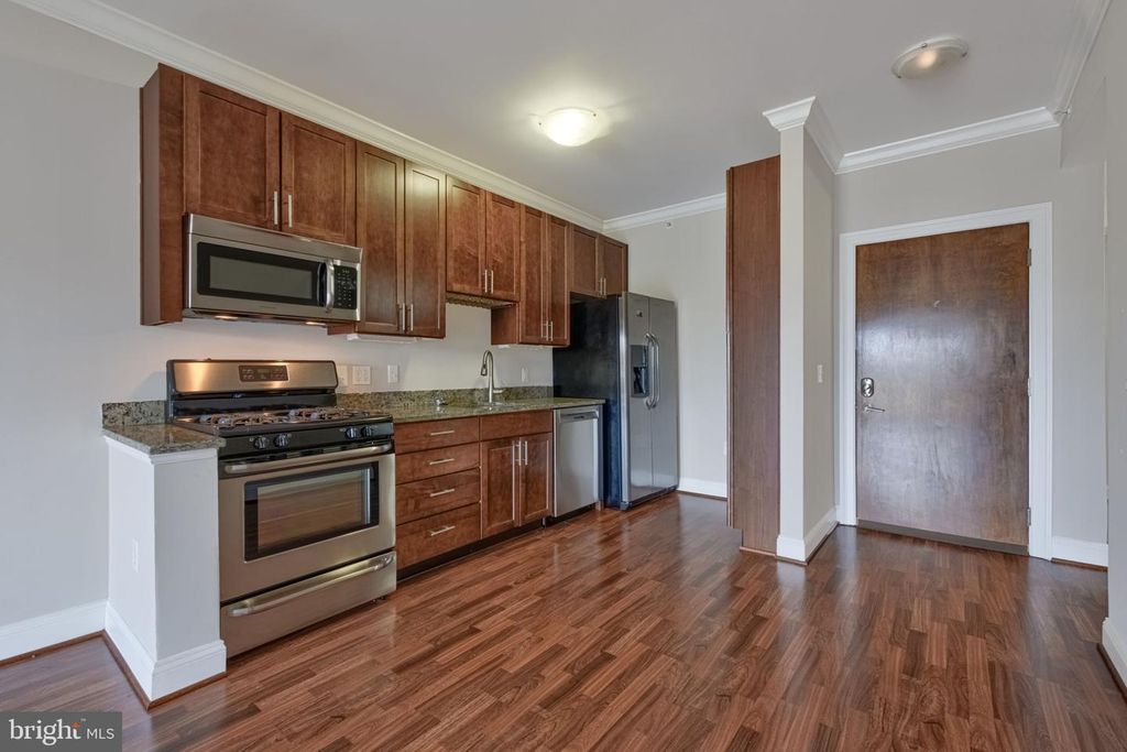 Image 25 of property listing at 6301 EDSALL RD #418, Alexandria, VA 22312