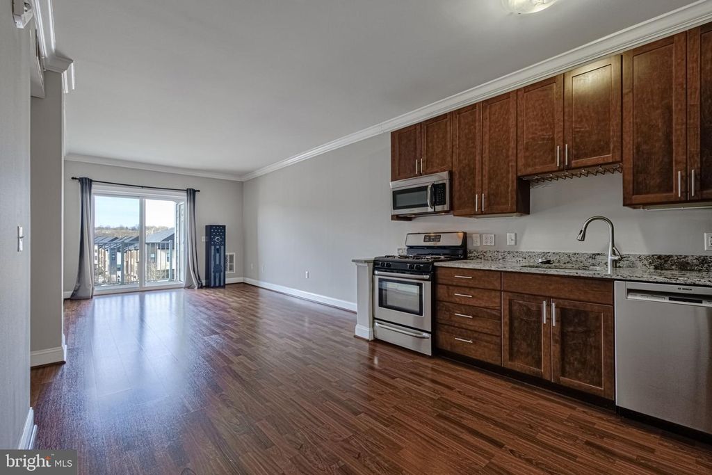 Image 26 of property listing at 6301 EDSALL RD #418, Alexandria, VA 22312