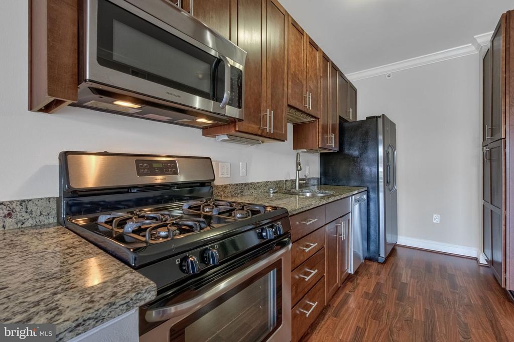 Image 28 of property listing at 6301 EDSALL RD #418, Alexandria, VA 22312