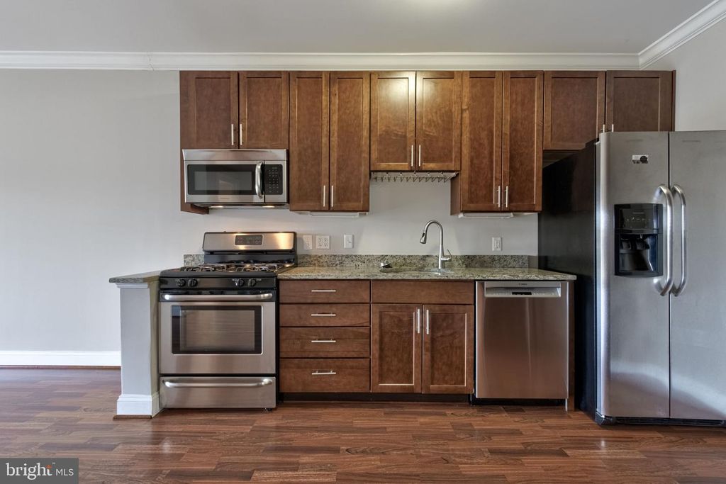 Image 29 of property listing at 6301 EDSALL RD #418, Alexandria, VA 22312