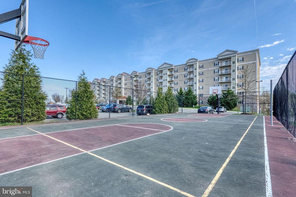 Image 3 of property listing at 6301 EDSALL RD #418, Alexandria, VA 22312