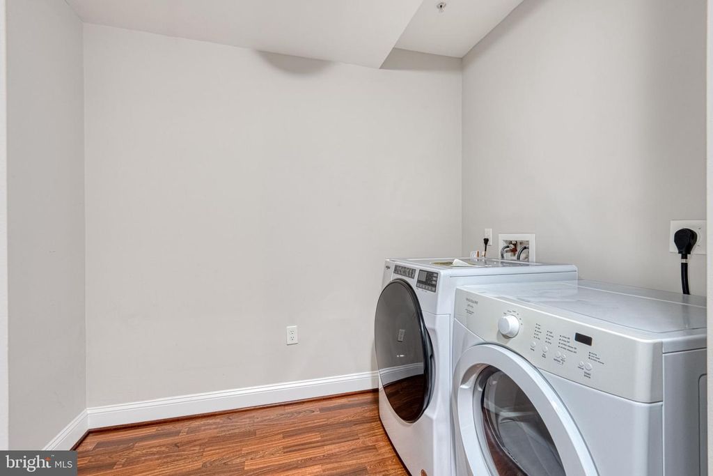 Image 32 of property listing at 6301 EDSALL RD #418, Alexandria, VA 22312