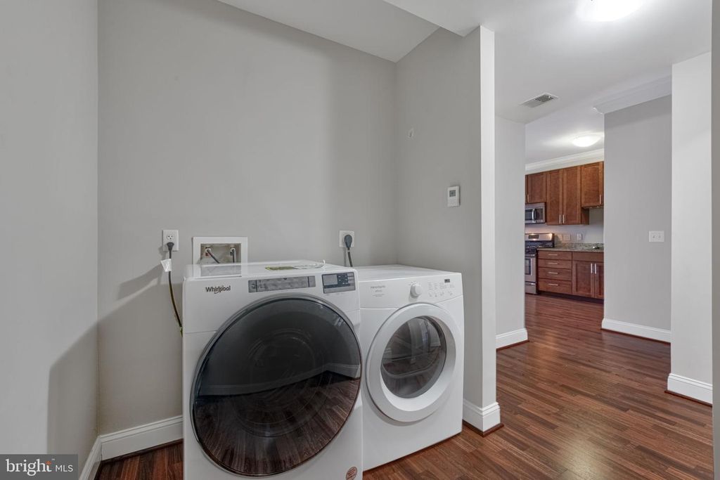 Image 33 of property listing at 6301 EDSALL RD #418, Alexandria, VA 22312