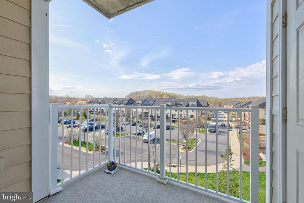 Image 36 of property listing at 6301 EDSALL RD #418, Alexandria, VA 22312