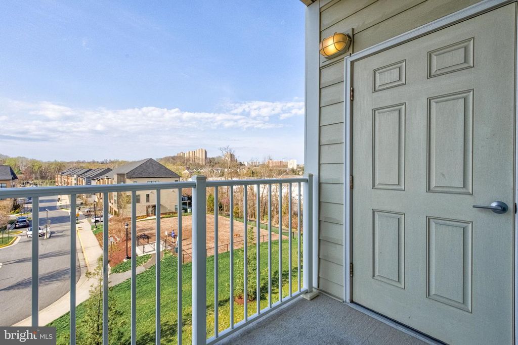 Image 38 of property listing at 6301 EDSALL RD #418, Alexandria, VA 22312
