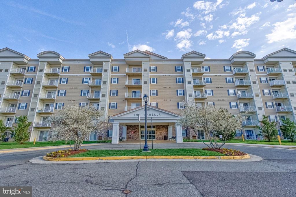 Image 4 of property listing at 6301 EDSALL RD #418, Alexandria, VA 22312