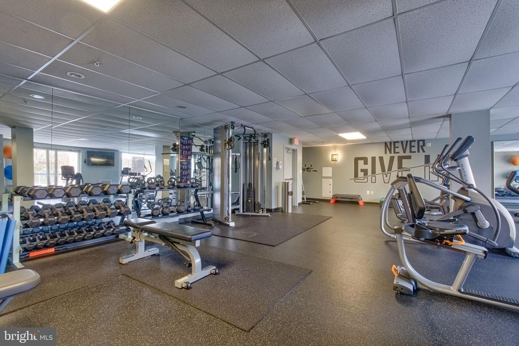 Image 41 of property listing at 6301 EDSALL RD #418, Alexandria, VA 22312