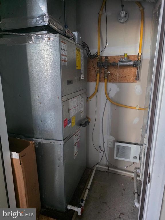 Image 44 of property listing at 6301 EDSALL RD #418, Alexandria, VA 22312