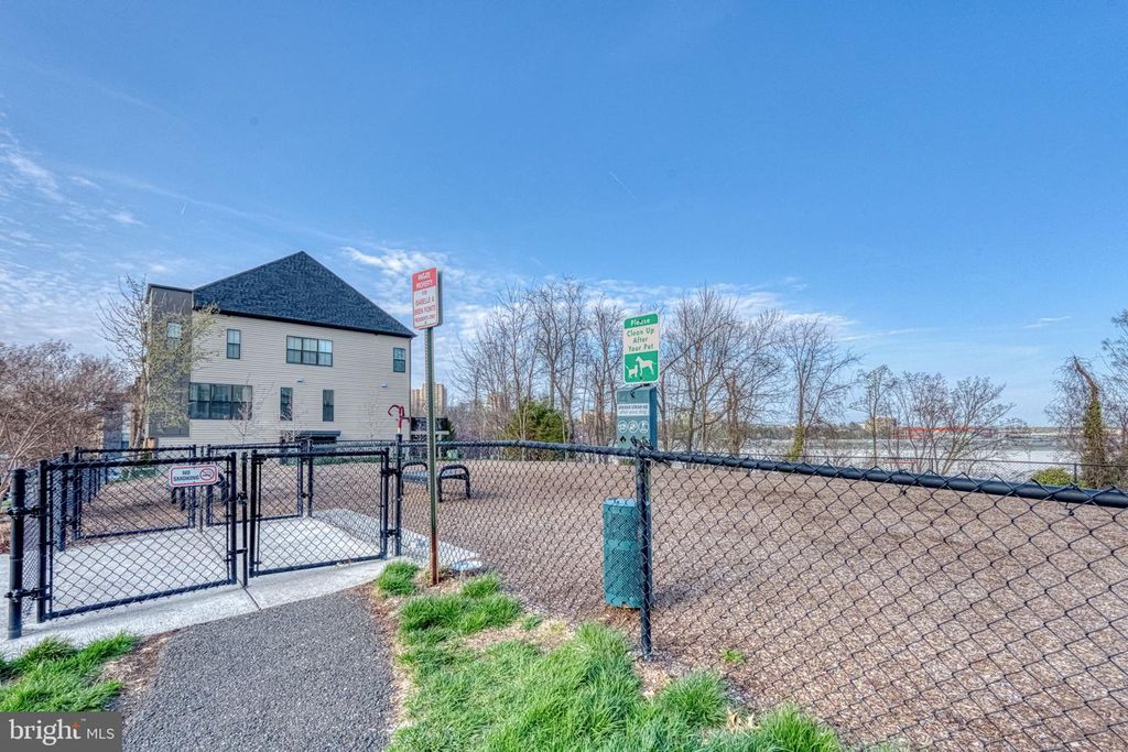 Image 5 of property listing at 6301 EDSALL RD #418, Alexandria, VA 22312