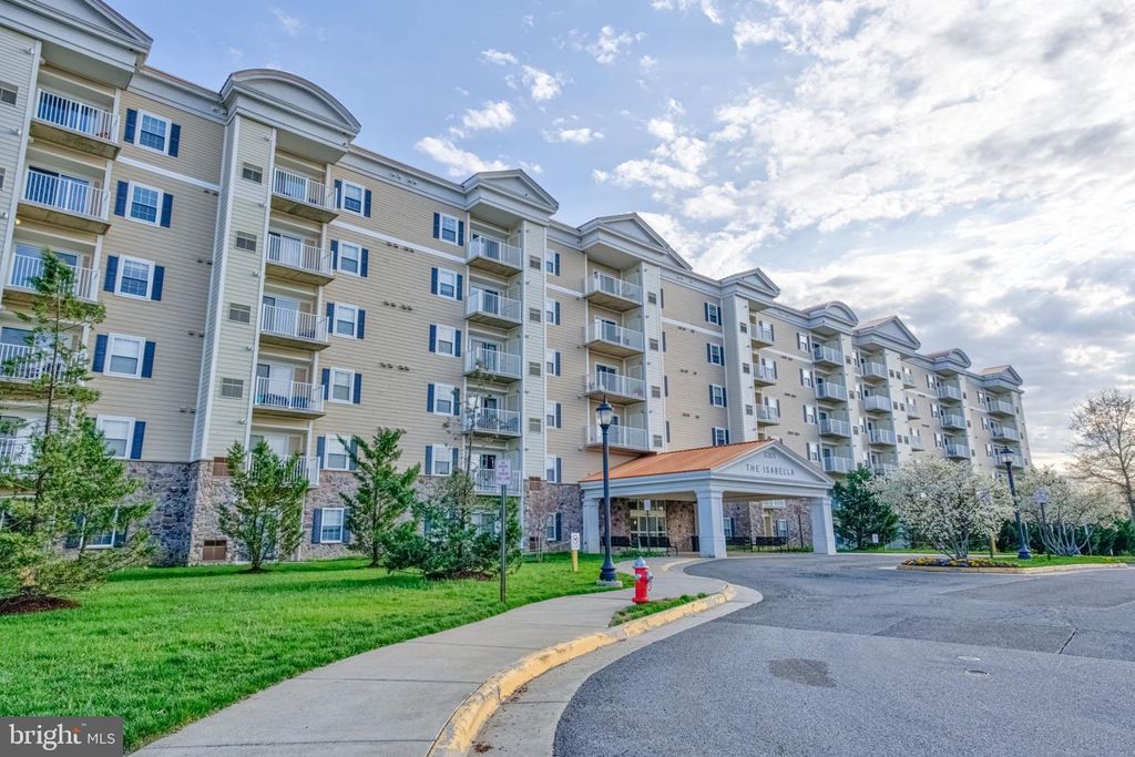 Image 6 of property listing at 6301 EDSALL RD #418, Alexandria, VA 22312