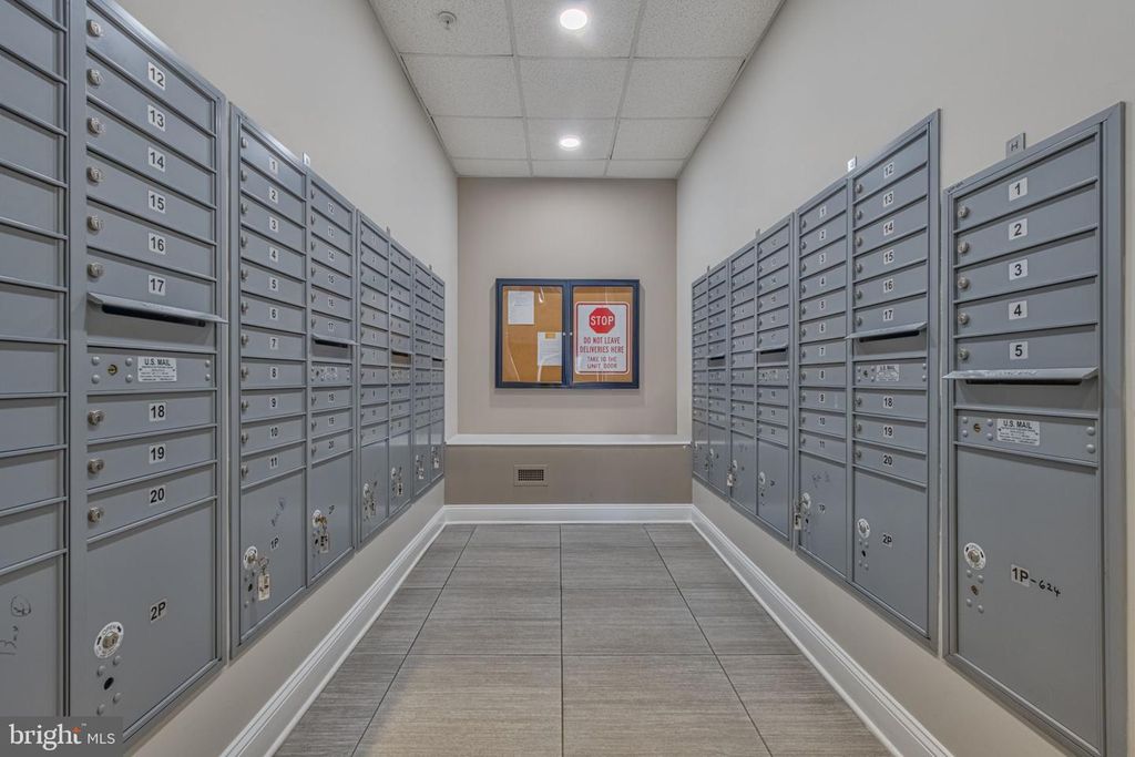 Image 9 of property listing at 6301 EDSALL RD #418, Alexandria, VA 22312