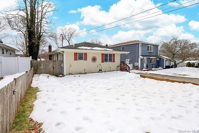 6 Oakdale Avenue, Selden, NY 11784