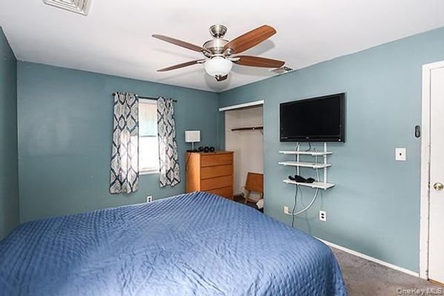 6 Oakdale Avenue, Selden, NY 11784