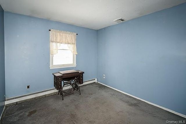 6 Oakdale Avenue, Selden, NY 11784