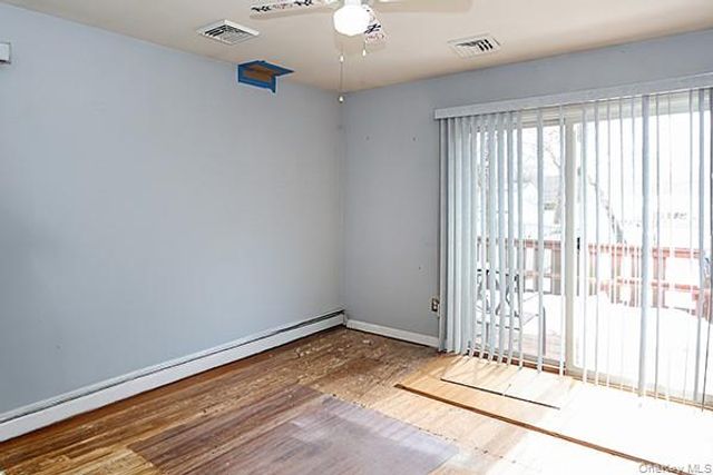 6 Oakdale Avenue, Selden, NY 11784