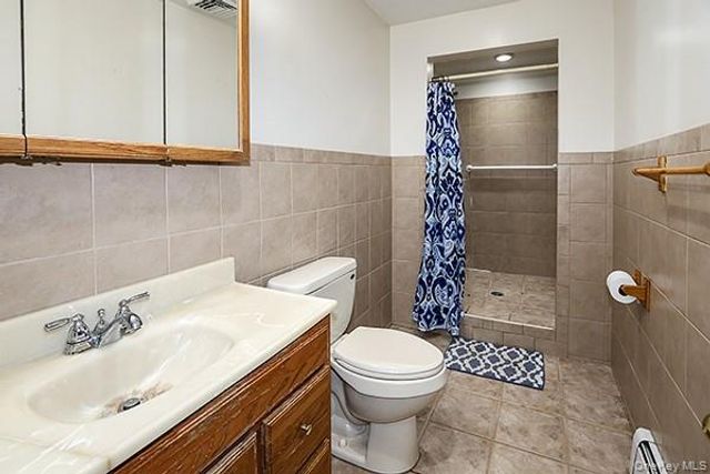 6 Oakdale Avenue, Selden, NY 11784