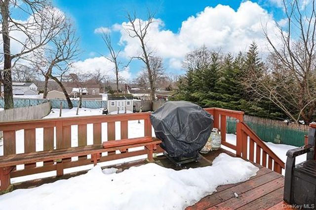 6 Oakdale Avenue, Selden, NY 11784