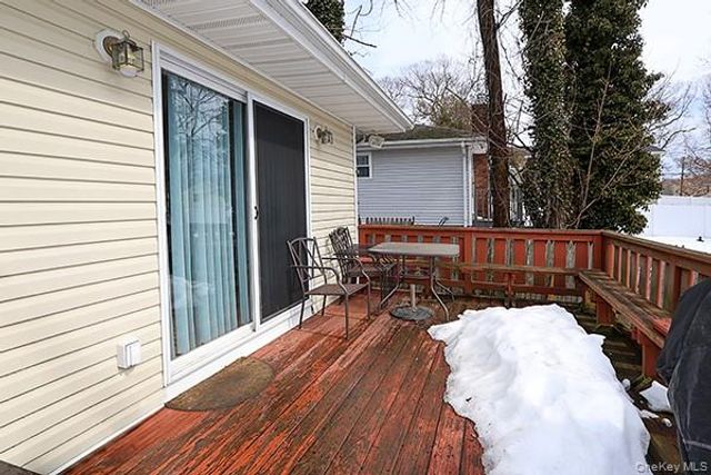 6 Oakdale Avenue, Selden, NY 11784