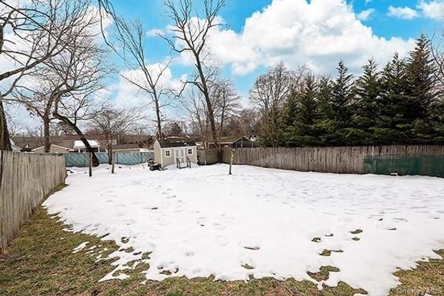 6 Oakdale Avenue, Selden, NY 11784