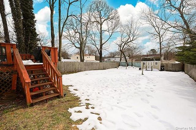 6 Oakdale Avenue, Selden, NY 11784