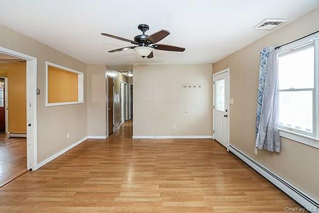 6 Oakdale Avenue, Selden, NY 11784