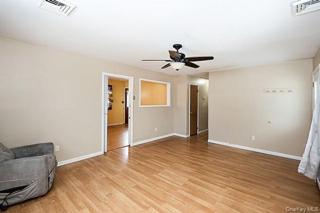 6 Oakdale Avenue, Selden, NY 11784