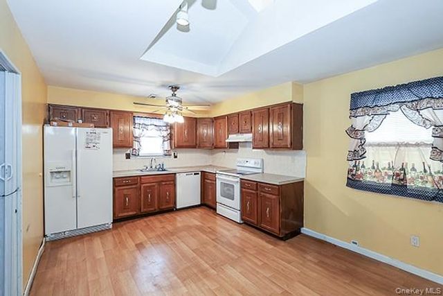 6 Oakdale Avenue, Selden, NY 11784