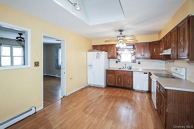 6 Oakdale Avenue, Selden, NY 11784