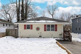 6 Oakdale Avenue, Selden, NY 11784