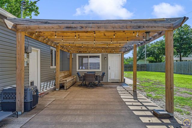 5501 SW 19th ST, Topeka, KS 66604