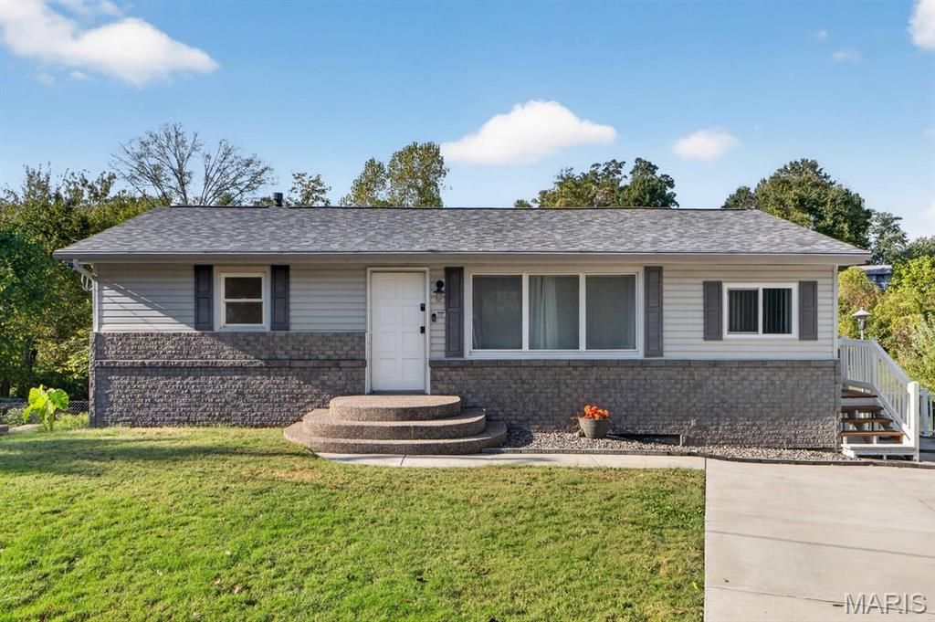 27 Lillian Drive, St Charles, MO 63304