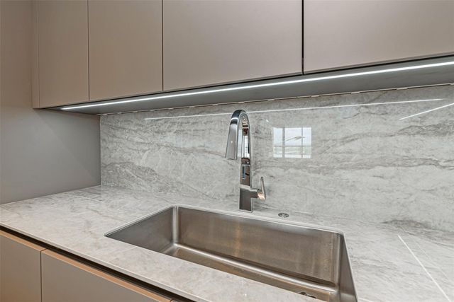 1701 Hermann Drive 34L, Houston, TX 77004