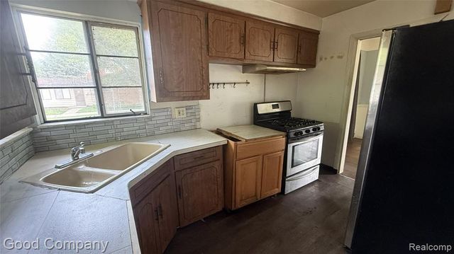 20015 Lochmoor Street, Harper Woods, MI 48225