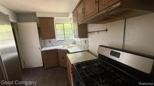 20015 Lochmoor Street, Harper Woods, MI 48225