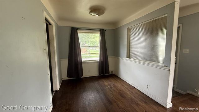 20015 Lochmoor Street, Harper Woods, MI 48225