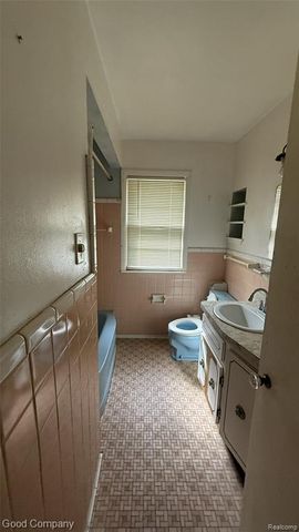 20015 Lochmoor Street, Harper Woods, MI 48225