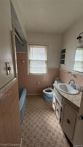 20015 Lochmoor Street, Harper Woods, MI 48225