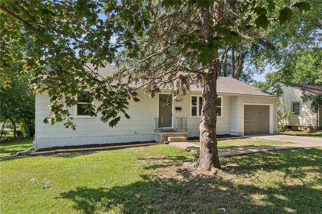 1211 NE 67th Place, Gladstone, MO 64118