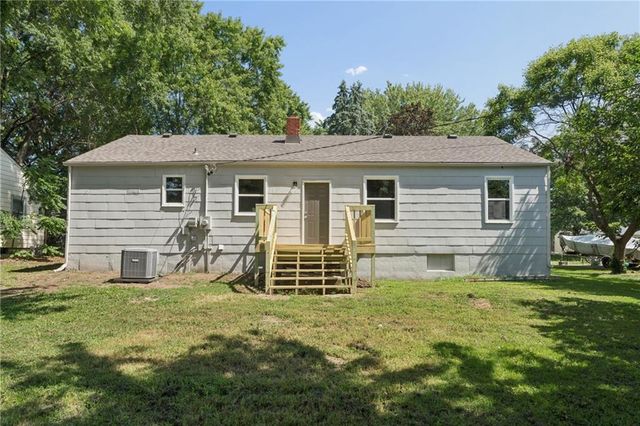 1211 NE 67th Place, Gladstone, MO 64118